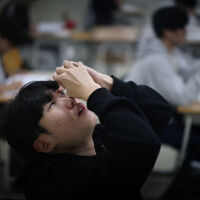 Цялата държава притихва, самолетите не излитат: Учениците в Южна Корея се явяват на 8-часов изпит