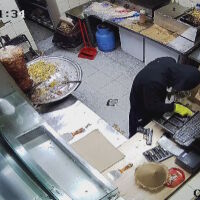 С пистолет и маска: Да обереш дюнерджийница за 30 секунди (ВИДЕО)