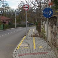 Велоалея с вградени препятствия: Защо пътни знаци и стълб пречат на колоездачите?