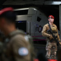 Мъж е извадил нож на гара "Монпарнас" в Париж; полицията е произвела изстрел 