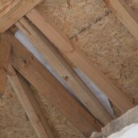 Врани нападнаха временния покрив на горялата гимназия в Трявна и направиха дупки