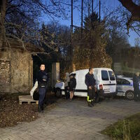 Четири деца останаха блокирани с часове в изоставена сграда в София