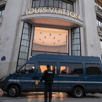 Автомобил се врязва в магазин на Louis Vuitton в Рим, трима маскирани го ограбват