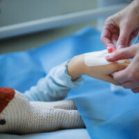 Хирург отстрани безплатно животозастрашаващ тумор от шията на бебе (СНИМКИ, ВИДЕО)