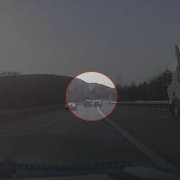 Шофьор се престроява и засича коли на АМ "Тракия", докато говори по телефона (ВИДЕО)