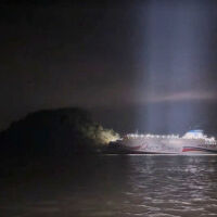 Ферибот заседна с близо 270 души на борда край необитаем южнокорейски остров