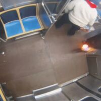 Мъж поля с бензин и запали жена в метрото в Чикаго, искал да я убия