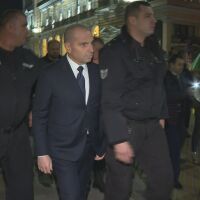 Словесна агресия между протестиращи и Гроздан Караджов, който попадна случайно на протест (ВИДЕО)