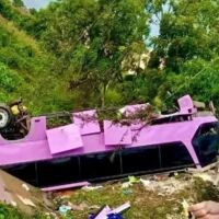 16 души загинаха, след като автобус падна от мост (ВИДЕО)