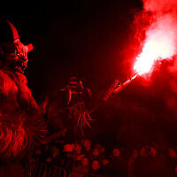 Парадът на Крампус: Демонът спътник на свети Никола плаши непослушните деца