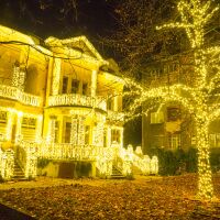 Коледно настроение: Лампички грейнаха по фасадата на Къщата с ягодите (ГАЛЕРИЯ)