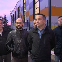 Опасност за децата: Цяла улица пред училище наводнена, липсват шахти (ВИДЕО)