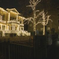 Емблематичната "Къща с ягодите" в центъра на София засия с коледна украса