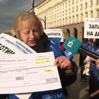 "Ние се изпарихме и нас ни няма": Протести за заплати от КТ "Подкрепа"
