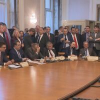 Приеха бюджета на държавното обществено осигуряване - след изместено начало, скандали и НСО в залата