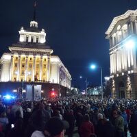 Протестиращи блокираха движението, опитаха да избутат автобус. Полицаите сложиха шлемове и каски (ГАЛЕРИЯ)