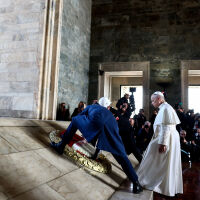 Папа Лъв 14-и с първо задгранично пътуване (СНИМКИ)