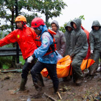 Апокалиптична картина в Индонезия: 84 станаха жертвите на наводненията