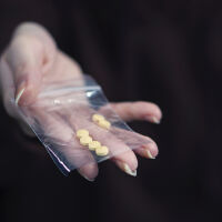 Непълнолетните дилъри: Дрога около училищата разпространяват вече и момичета