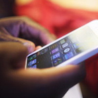 В кола до полугол мъж: Баща спаси отвлечената си дъщеря, проследявайки местоположението на телефона ѝ