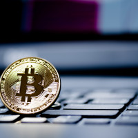 Осъдиха жената, измамила 128 000 души и купила крипто за 6,7 млрд. долара