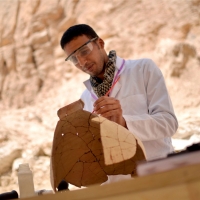 Египетски археолози откриха скривалище с цветни саркофази и редки папируси