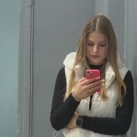 На първо четене: Франция забранява социалните мрежи за деца под 15 г.