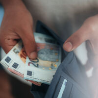 Проектът на Бюджет 2026: Минимална заплата 605 евро и 2% ръст на пенсионната вноска