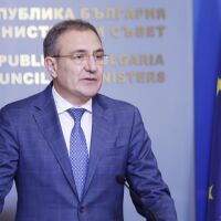 Министър Гуцанов: Ще намерим решение за коледните надбавки