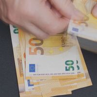 Живеете в чужбина и получавате българска пенсия - какво трябва да направите?