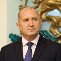 Радев наложи вето на промените, с които продажбата на "Лукойл" трябва да става с разрешение на ДАНС