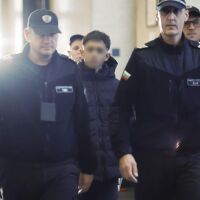 Обвиненият младеж за убийство на свой връстник в мола е изписан от болницата