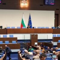 Депутатите отхвърлиха ветото на Радев върху текстовете, свързани с продажбата на „Лукойл"