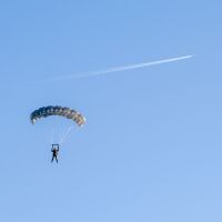 Военнослужещ от Специалните сили пострада тежко при парашутен скок