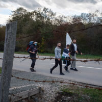 Марли, спрейове и електролити: Студентите, които вървят пеша от Белград за Нови Сад, имат нужда от дарения