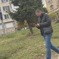 Мъж заговаря момичета в София и си сваля панталоните пред тях