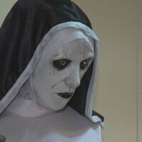 Деца и възрастни се подготвят за Хелоуин. В Елин Пелин "пакост или лакомство" = "диабет или затвор"