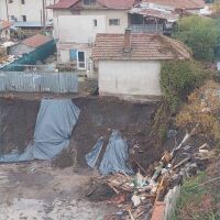 „Загинаха животни. Имотите ни пропадат“: Опасен изкоп в столичен квартал руши къщи и постройки
