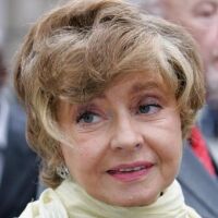 Почина звездата от сериала "Фолти Тауърс" Прунела Скейлс