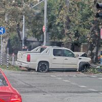 Кола блъсна друг автомобил, след което се удари в дърво в Пловдив (СНИМКИ)