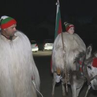 Кукери вместо чудовища: Жители на Благоевград излязоха на шествие със звънци и тежки кожи