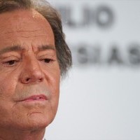 Отхвълиха жалбата за сексуално насилие срещу Хулио Иглесиас 