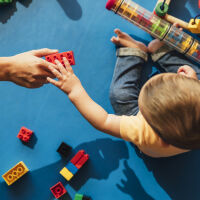 Сестри или педагози в яслите? Общината - И учители може да отговарят за най-малките