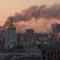 Русия атакува Киев с балистични ракети, а Украйна – руски региони с дронове