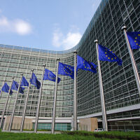 Брюксел: Помощ за Украйна може да дойде от пазара или от руските замразени средства