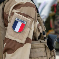 Простреляха в главата френски войник по време на пиянска вечер в казармата