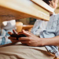 Очаква се през януари да влезе в сила забраната на мобилни телефони в училищата