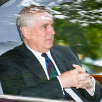 Крал Чарлз ще лиши принц Андрю от кралските титли и резиденция