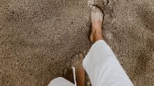 Как да избегнете изгаряния от пясъка по стъплата си