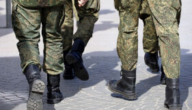Уволняват медицинска сестра от военна болница - омъжила се за петима войници, за които се е грижила, преди те да починат